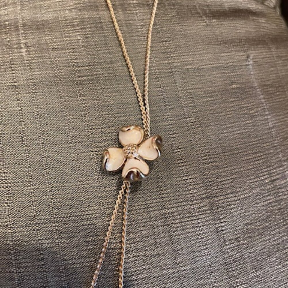 Vintage cream enamel flower lariat necklace